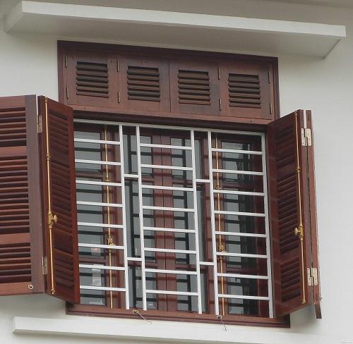 Nhà có cửa sổ hai lớp: chớp gỗ và kính giúp mát mẻ mùa hè, giữ ấm mùa đông