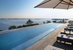 Bể bơi vô cực khách sạn Marriot ở Venice sử dụng sàn hồ bơi bằng gỗ nhựa composite ngoài trời