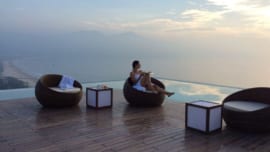 Mặc dù được xây dựng vào năm 2013, khách sạn A La Carte ở Đà Nẵng đã đi đầu xu hướng thiết kế hiện đại với bể bơi vô cực và sàn hồ bơi bằng gỗ nhựa composite ngoài trời.